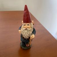 Silvano del bosco incantato gnomo rosso