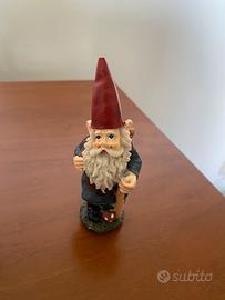 Silvano del bosco incantato gnomo rosso