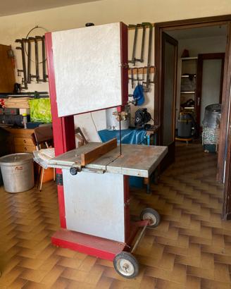 Sega a nastro verticale per legno