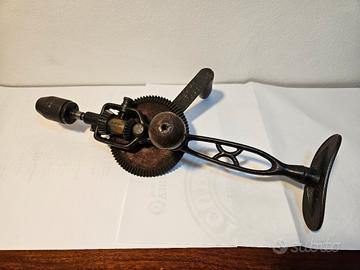 Antico trapano manuale