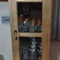 Mobile in legno rifinito foglia oro