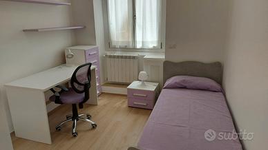 Camera nei pressi di medicina a studentessa