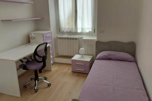 Camera nei pressi di medicina a studentessa