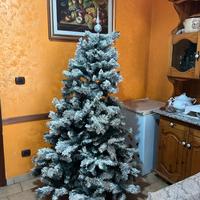 Albero di Natale innevato