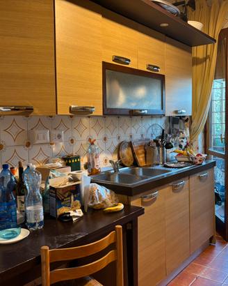 Cucina completa con macchina del gas e lavastovigl