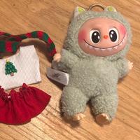 Labubu e vestito natalizio