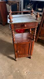 Comodino d’epoca in legno con piano in marmo