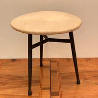 Sgabello basso a tre gambe