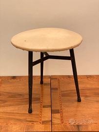 Sgabello basso a tre gambe