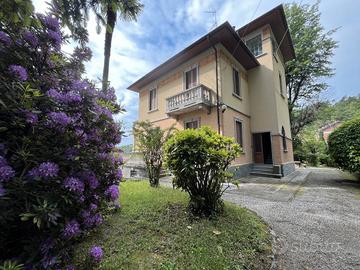 Vista lago villa d'epoca con parco