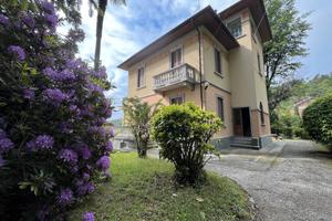 Vista lago villa d'epoca con parco