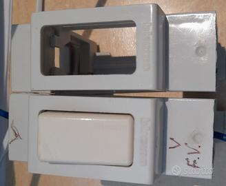 Adattatore per guida DIN e interruttore da muro