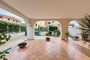 VILLA A SCHIERA A ORTA DI ATELLA