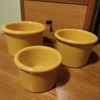 tre vasetti di ceramica colore giallo 