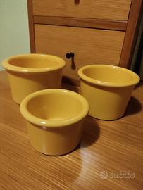 tre vasetti di ceramica colore giallo 