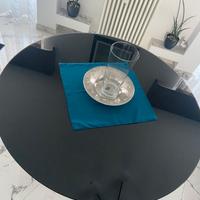 Tavolo in cristallo nero