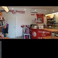 Tre pareti di scaffali, scaffali vetrina, bancone