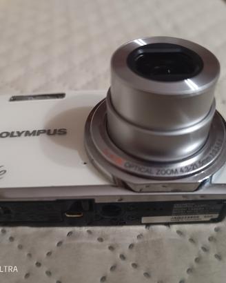 Olympus FE-5035 perfetta + tre batterie nuove 