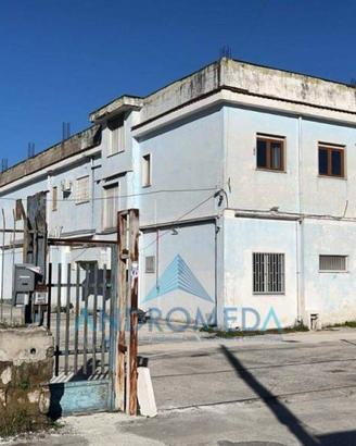 Immobile di 900 m² con 4 locali a Casandrino