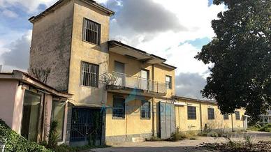 Immobile di 685 m² con 5 locali a Arzano