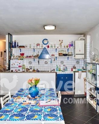 Villa di 200 m² con 5 locali e box auto a Castel R