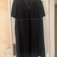 Abito nero di lana con decoro in raso