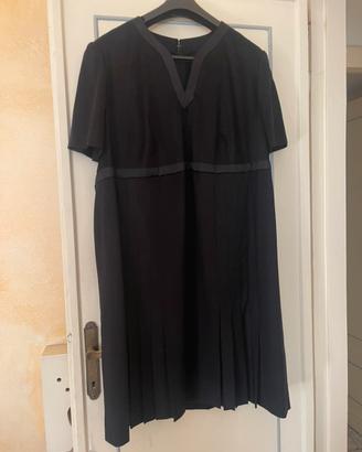 Abito nero di lana con decoro in raso