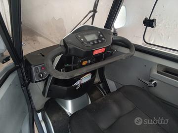 Scooter cabinato per anziani e disabili