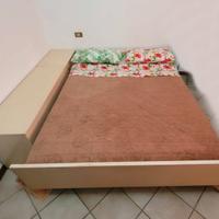 letto matrimoniale e due comodini 