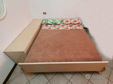 letto matrimoniale e due comodini 