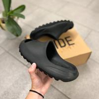 Yeezy slides nere