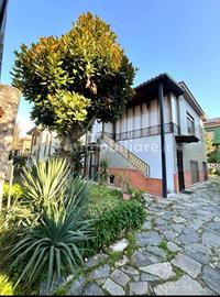 Villa di 200 m² con più di 5 locali e box auto a B