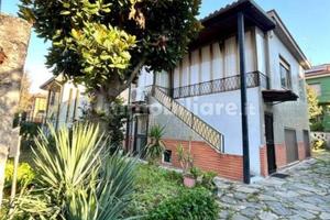Villa di 200 m² con più di 5 locali e box auto a B