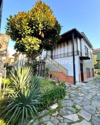 Villa di 200 m² con più di 5 locali e box auto a B