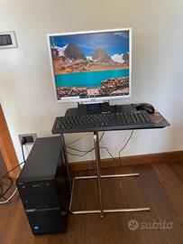 PC completo con monitor, tastiera, mouse e webcam