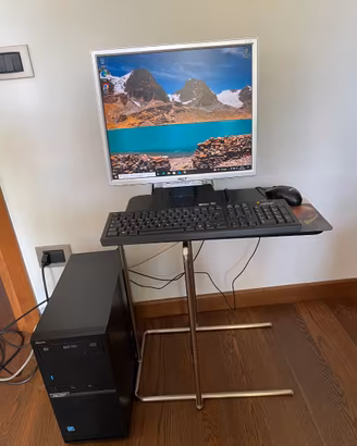 PC completo con monitor, tastiera, mouse e webcam