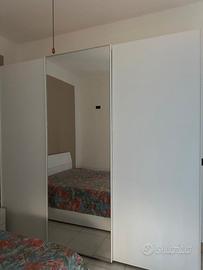 armadio laccato a tre ante con specchio 