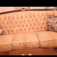 Divano classico a tre posti mai usato più tenda