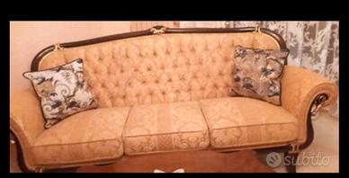 Divano classico a tre posti mai usato più tenda