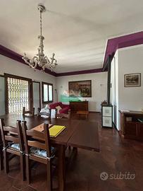 Villa di 350 m² con più di 5 locali e box auto dop
