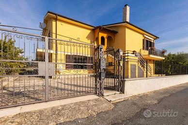 Villa di 240 m² con più di 5 locali a Poggio Moian