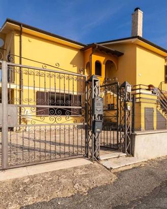 Villa di 240 m² con più di 5 locali a Poggio Moian