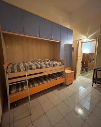 cameretta con due letti a castello  gratis 
