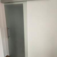 Due porte scorrevoli interne in vetro satinato 
