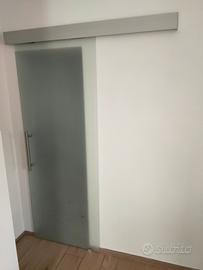 Due porte scorrevoli interne in vetro satinato 