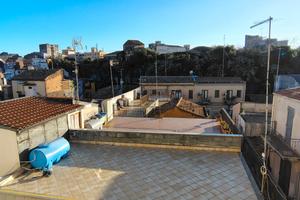 Casa singola con 2 terrazze pressi via Plebiscito