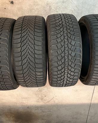 Set di pneumatici invernali (+ 1) 225/40 R18 92V