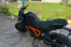 moto ktm Superduke 1290 r nero