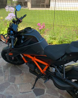 moto ktm Superduke 1290 r nero