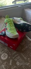 Scarpe atletica con chiodini